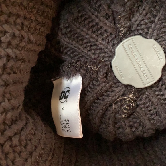 Love Your Melon Batman Black Pom Beanie - Picture 11 of 13